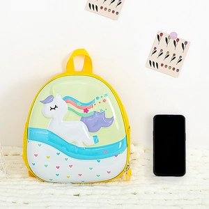 Detailansicht des Einhorn-Rucksacks mit 3D-Relief und regenbogenfarbenem Schweif