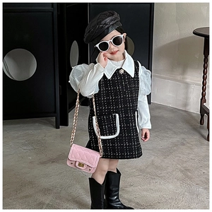 Borsa a tracolla rosa trapuntata per bambina con abito in tweed e basco alla moda