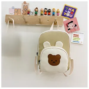 Détail d'un mini sac à dos en toile pour enfant avec oreilles d'ours et coutures
