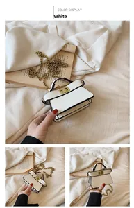 Dettaglio mini borsa bianca con tracolla a catena dorata e chiusura a girello in metallo