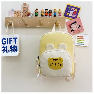 Vue détaillée du sac à dos pour enfants avec écusson ours 3D et texture en toile durable