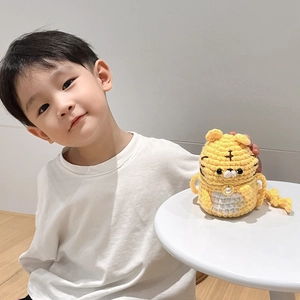 Mignon sac bandoulière tigre tricoté main pour enfants avec fil jaune et perle