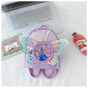 Détail du sac à dos violet pour enfant avec paillettes, ailes laser et fenêtre Elsa
