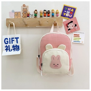 Détail du sac à dos enfant en toile rose et blanc avec oreilles de lapin en relief