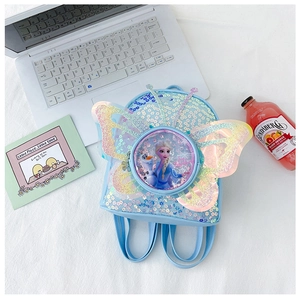 Détail du sac à dos enfant à paillettes bleu clair avec ailes et motif de Elsa