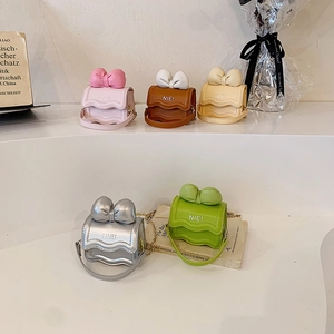 Cinq coloris assortis de mini sacs bandoulière avec nœuds papillon et rabats ondulés