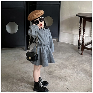 Elegante abito grigio a maniche lunghe per bambine con gonna a pieghe e basco alla moda