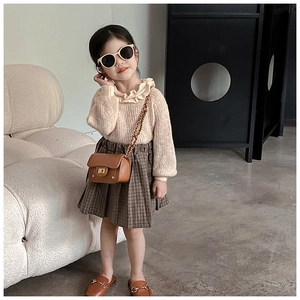 Set moda bimba con top in maglia, gonna a quadri, borsa a catena e scarpe marroni