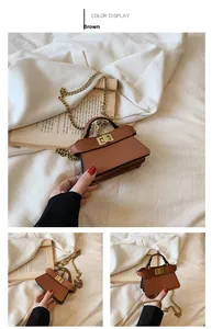 Dettaglio mini borsa in pelle marrone con tracolla a catena dorata e fibbia girevole