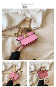 Dettaglio mini borsa rosa con catena dorata e struttura laterale a fisarmonica
