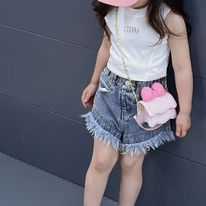 Ensemble d'été pour fille avec haut blanc, short en jean et sac à bandoulière rose