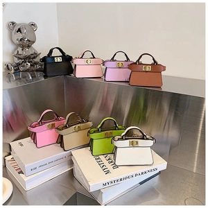 Disposizione dettagliata di mini borse a mano in otto colori con chiusura a scatto in metallo