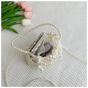 Vue intérieure montrant la capacité du mini sac en perles avec doublure en satin soyeux