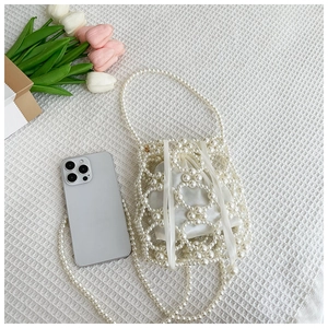 Détail du sac seau en perles avec pochette intérieure en satin et décor tulipe