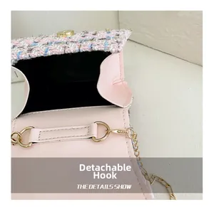 Détail du sac en tweed rose pour fille avec chaîne et crochets métalliques dorés