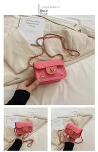 Dettaglio della mini borsa a catena trapuntata rosa con chiusura dorata e borchie