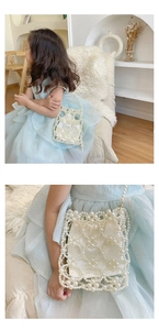Vue détaillée des perles tissees et du sac en satin sur un mini sac à main