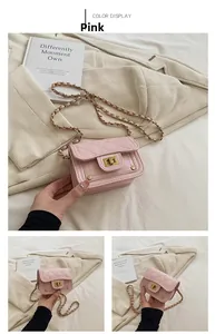 Dettaglio della mini borsa rosa trapuntata con catena dorata e chiusura a girello