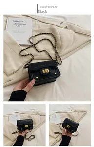 Dettaglio della mini borsa trapuntata nera con chiusura a rotazione dorata e catena