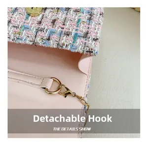 Dettagli di una borsa in tweed rosa con ganci rimovibili dorati e cuciture di qualità