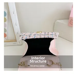 Structure interne du mini sac à main rose avec doublure noire et fermoir doré chic