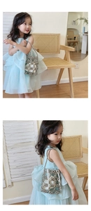 Détail d'un mini sac à main perlé argenté avec doublure en satin blanc pour filles