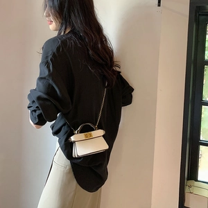 Mini borsa a mano bianca strutturata con catena dorata e chiusura a girello in metallo