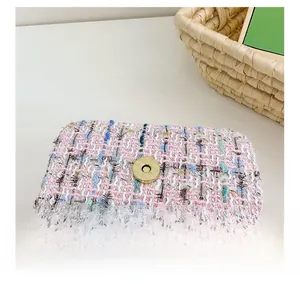 Dettaglio della mini borsa in tweed rosa con chiusura magnetica dorata e trama tessuta