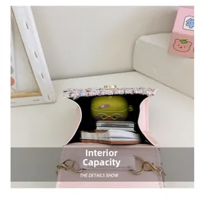 Capacité interne du sac bandoulière en tweed rose montrant l'espace de rangement