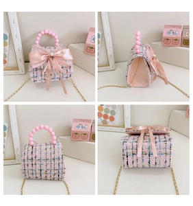 Détails macro du sac en tweed rose pour fille avec poignée perle et nœud décoratif