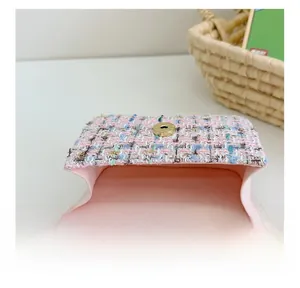 Dettaglio interno della borsa in tweed rosa per bambina con chiusura magnetica d'oro