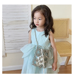 Détail du sac à bandoulière perlé pour filles avec pochette intérieure en satinée et chaîne