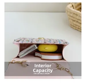 Vista macro dell'interno della mini borsa in tweed per auricolari e carte