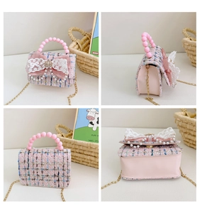 Dettaglio della trama in tweed rosa, manico di perle e fiocco su una borsa carina da bambina