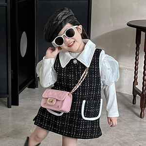 Set abito in tweed per bambina con mini borsa a catena rosa e accessori alla moda