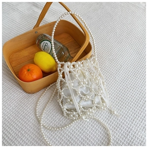 Détail du sac à main tissé en perles avec doublure en satin sur fond de pique-nique