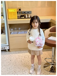 Dettaglio borsa in tweed rosa per bambina con manico di perle e fiocco in pizzo