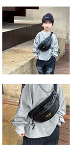 Détail du sac de poitrine enfant noir en similicuir avec imprimé jaune Sport Fashion