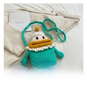 Détail du sac à bandoulière canard crocheté à la main avec pompon jaune et sangle tissée