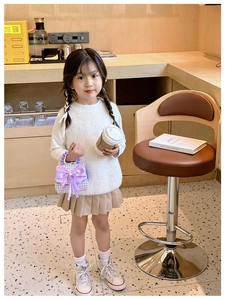 Tenue de fille élégante avec mini-sac pied-de-poule lilas et jupe plissée stylée