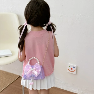 Fillette portant un sac bandoulière princesse violet avec nœud et poignée perle