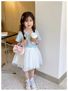 Dettaglio del cardigan in maglia per bambina e gonna a tutù con piccola borsetta