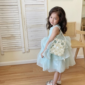 Robe de princesse en tulle bleu clair pour fille avec un sac à main en perles tissées