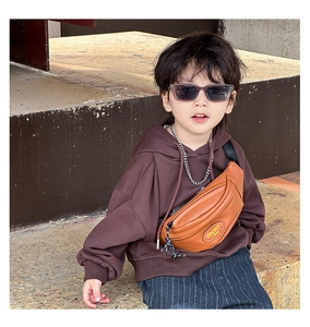 Détail du sac banane enfant en cuir marron avec logo Sport Fashion et sangle noire