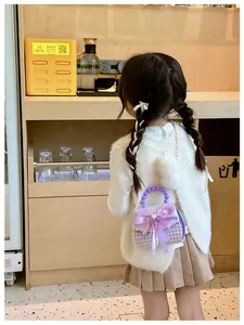 Détail du sac bandoulière en tweed violet pour fille avec nœud et perle