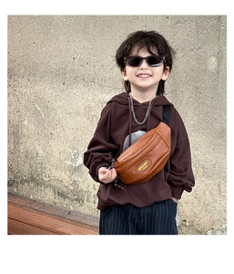 Détail du sac banane marron pour enfants en similicuir avec lettrage sport jaune