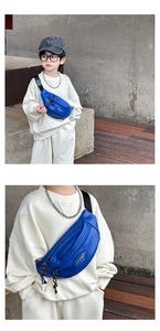 Vue détaillée du sac banane vintage pour enfants bleu Klein avec bandoulière réglable