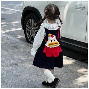 Détail d'un sac bandoulière rouge en crochet pour fille avec motif de chapeau de Noël