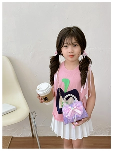 Vue détaillée du sac violet pour fille avec nœud rose et poignée en perles