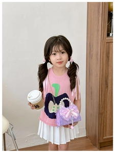 Détail d'un sac princesse violet clair avec nœud en tulle et poignée en perles
